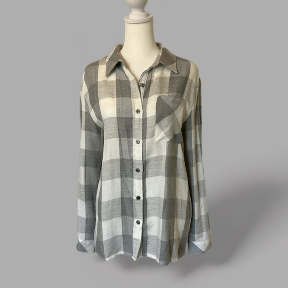 Amaryllis Gray Plaid Flannel Shirt with Crochet Detail - Picture 3 of 9